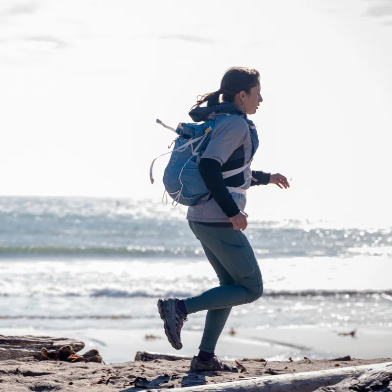 Ultimate Direction Fastpackher 30 2.0 Women's Running/Hiking Backpack in Fog-9