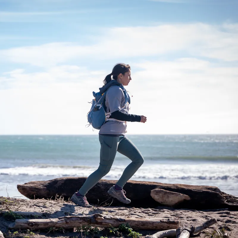 Ultimate Direction Fastpackher 30 2.0 Women's Running/Hiking Backpack in Fog-10