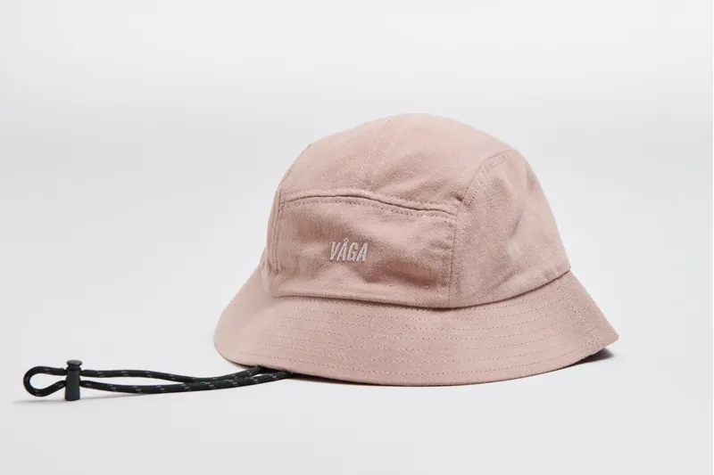 Våga Washed Cotton Bucket Hat in Washed Pastel Pink/Navy Blue 