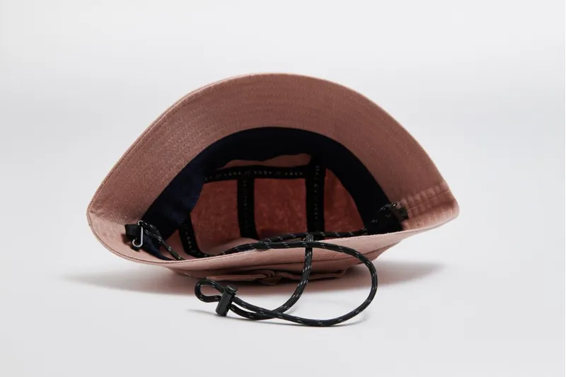 Våga Washed Cotton Bucket Hat in Washed Pastel Pink/Navy Blue -2