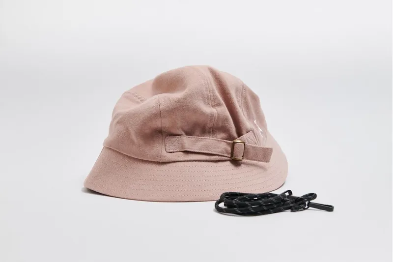 Våga Washed Cotton Bucket Hat in Washed Pastel Pink/Navy Blue -1