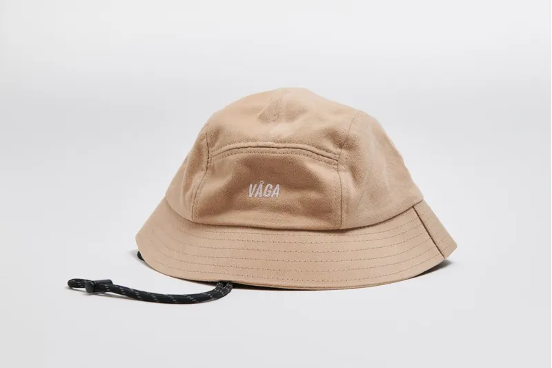 Våga Washed Cotton Bucket Hat in Washed Sand/Navy Blue 