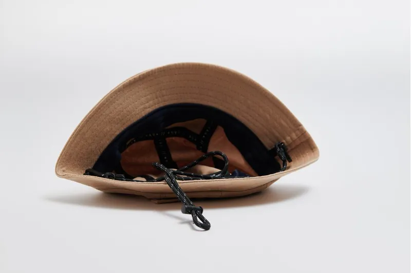 Våga Washed Cotton Bucket Hat in Washed Sand/Navy Blue -2