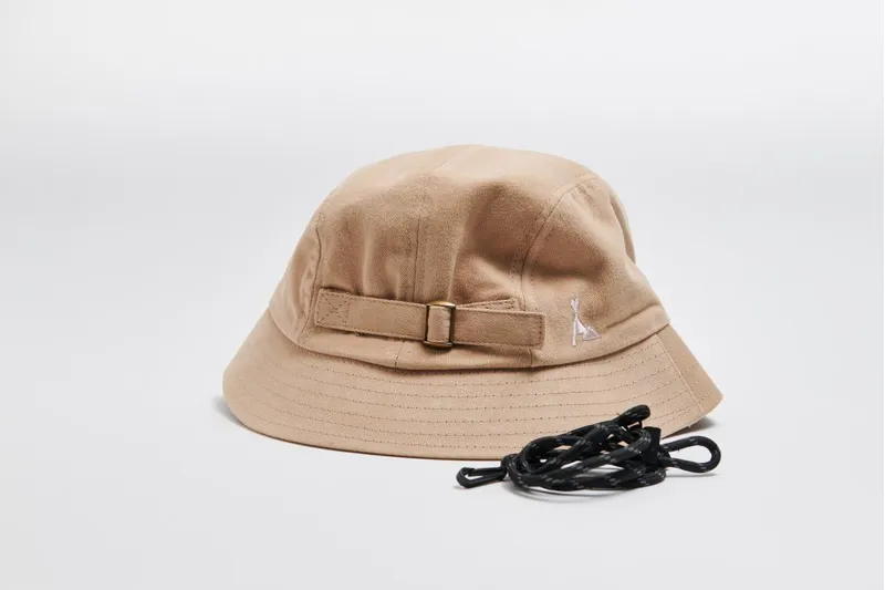 Våga Washed Cotton Bucket Hat in Washed Sand/Navy Blue -1