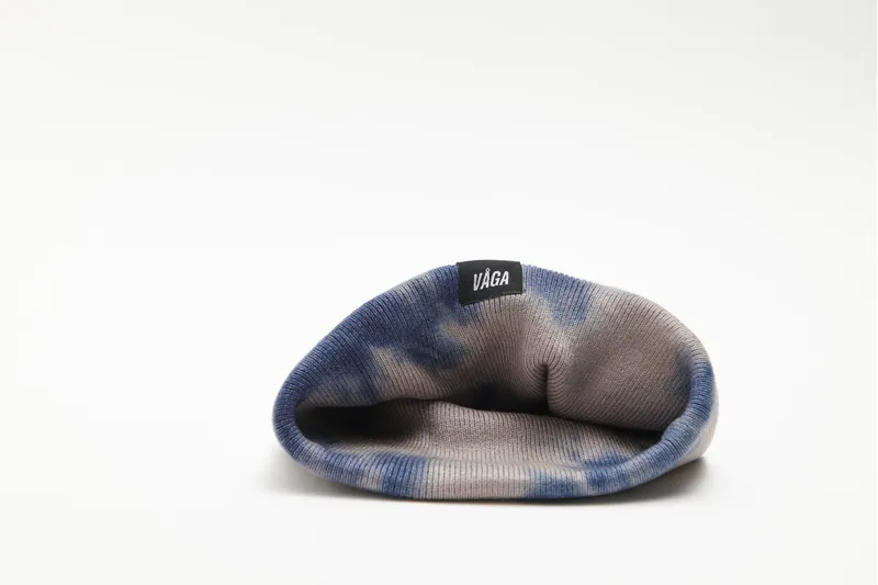 Våga Fine Rib Tie Dye Beanie in Navy Blue/Dark Taupe-3