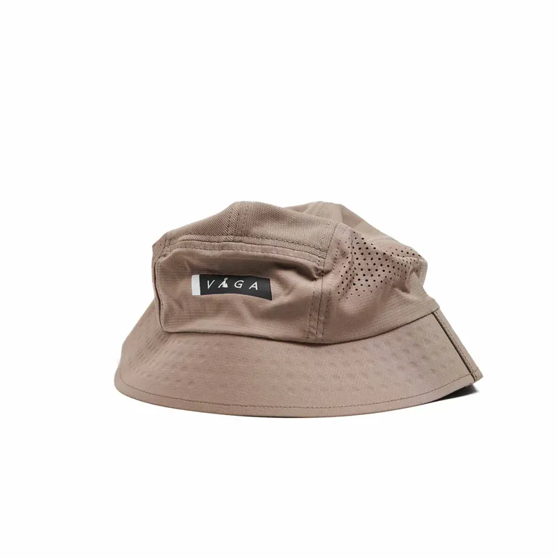 Våga Feather Racing Bucket Hat in Sand/Black