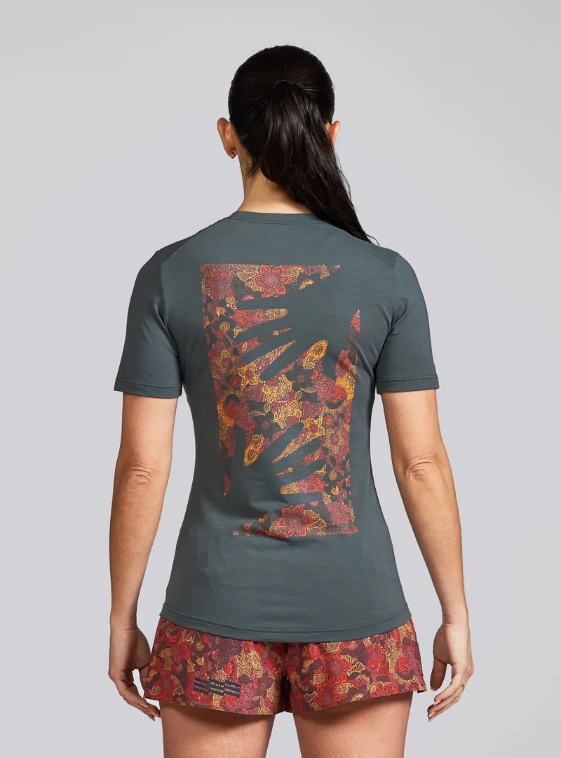 Janji Circa Daily Tee Women's Running Top in Paisley Handicraft-3