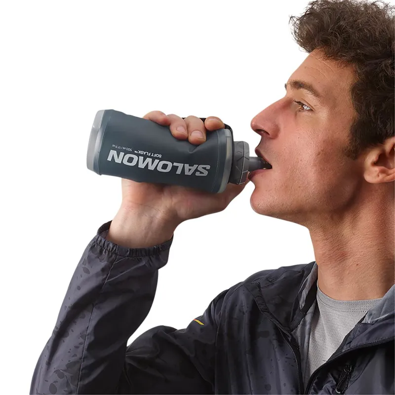 Salomon Active Handheld Running Bottle in Black/Slate Grey-1