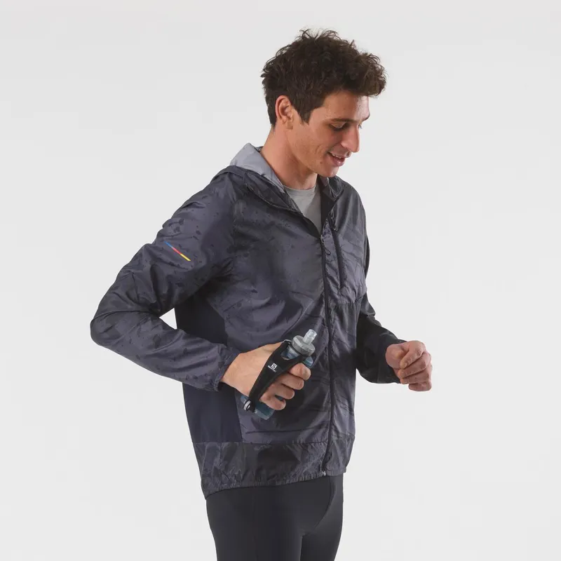 Salomon Active Handheld Running Bottle in Black/Slate Grey-4