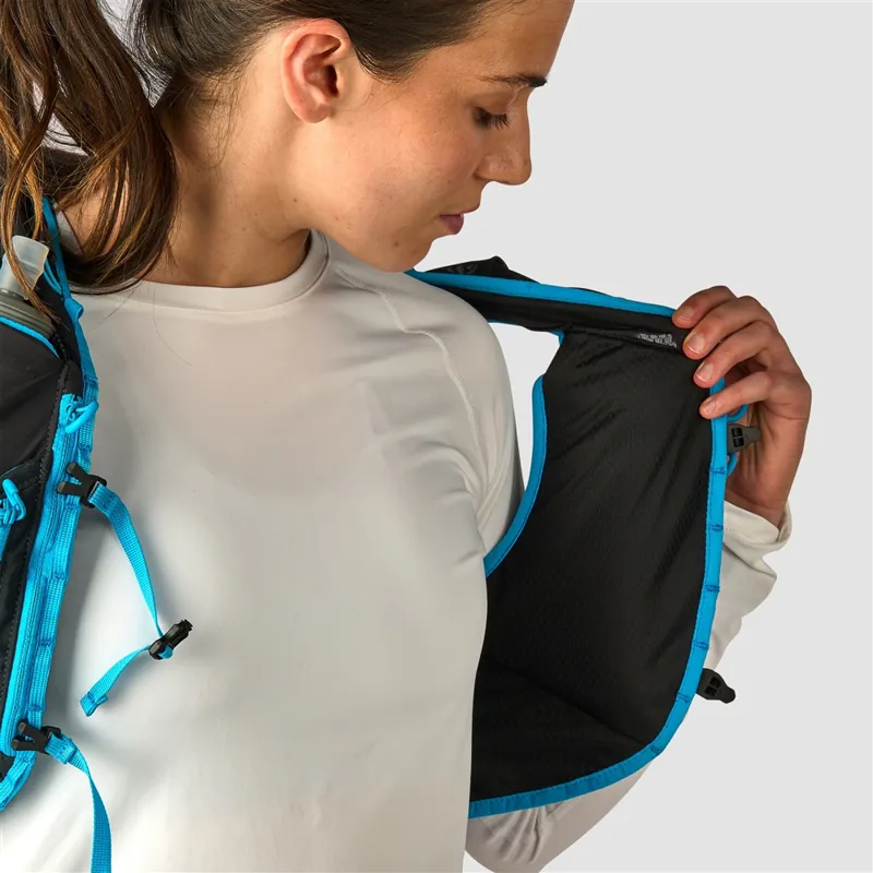 Ultimate Direction Adventure Vest 17L Running Pack in Onyx-5