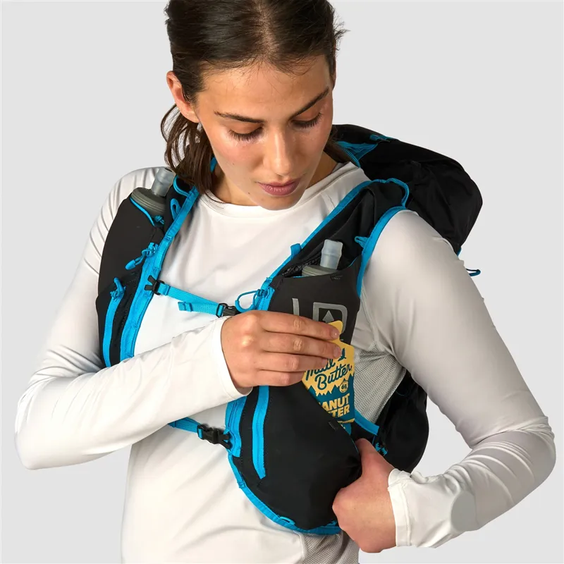Ultimate Direction Adventure Vest 17L Running Pack in Onyx-6