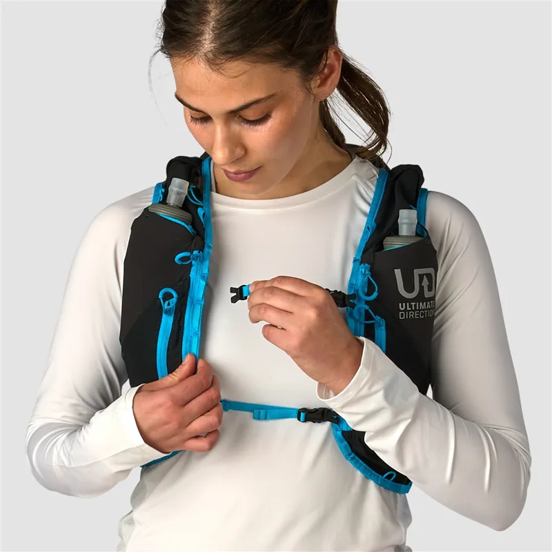 Ultimate Direction Adventure Vest 17L Running Pack in Onyx-7