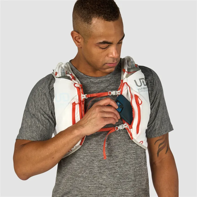 Ultimate Direction Adventure Vest 17L Running Pack in White-7